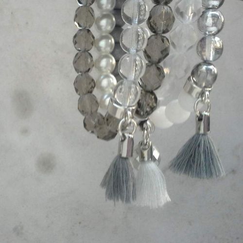 Elastische Armbänder zum Kombinieren verschiedene Armbänder aus Glasperlen mit Quasten in Naturtönen
