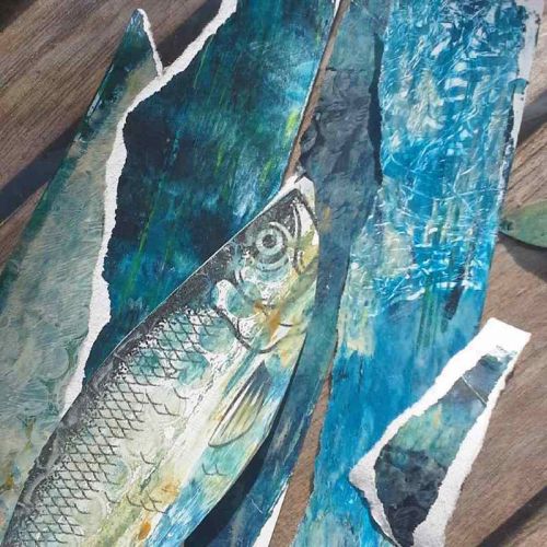 Vorbereitungen für eine Collage Papierfische in Blautönen als Rohmaterial für Collagen