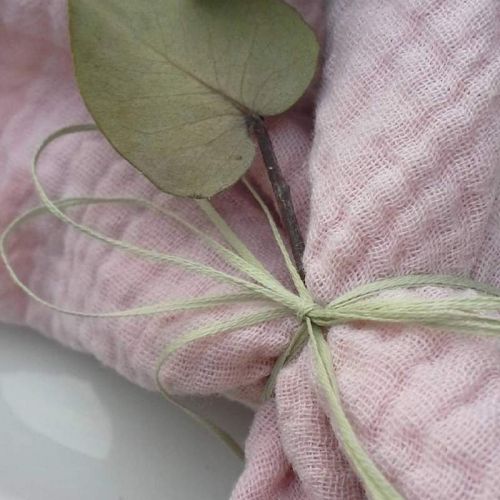 Edel, schön und umweltfreundlich - pflanzengefärbte Stoffservietten Nahaufnahme Musselinserviette in rosa, pflanzengefärbt