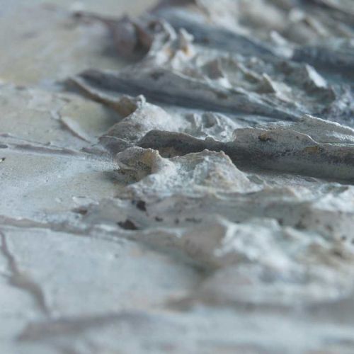 Experimentieren mit Spachtelmasse Spachtelauftrag in weiß und taubenblau mit tiefen Rillen