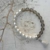 Farbe: Rauch-Perle Armband mit Quaste