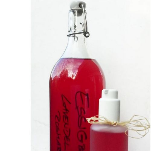 Essigreiniger in Glasflaschen abgefüllt - die rote Farbe kommt vom Lavendel.