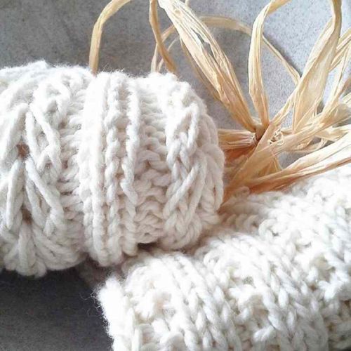 Naturfarbene handgestrickte Spültücher mit Ährenmuster und Bast.