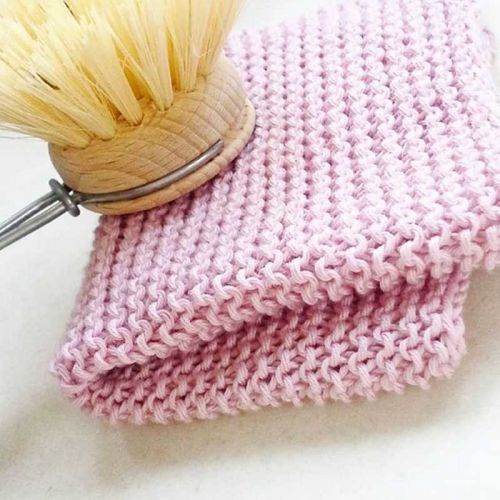 Handgestricktes Baumwoll-Spültuch in zartem Rosa mit Holzbürste