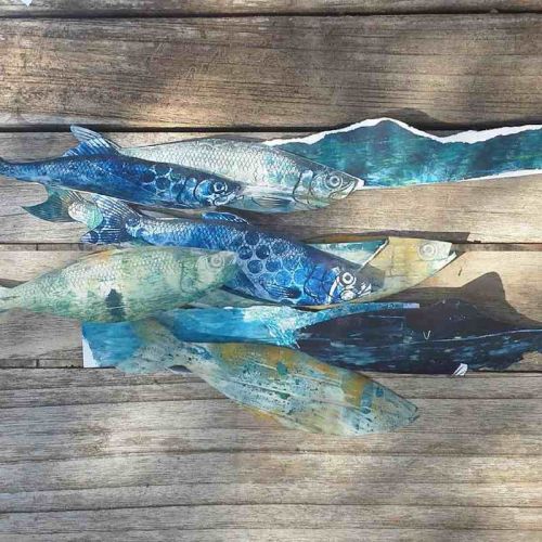 Fischschwarm aus Acryl-bedrucktem Papier auf Holzuntergrund