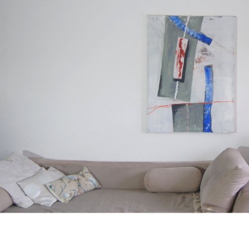 Bild auf weißer Wand mit beigefarbener Couch