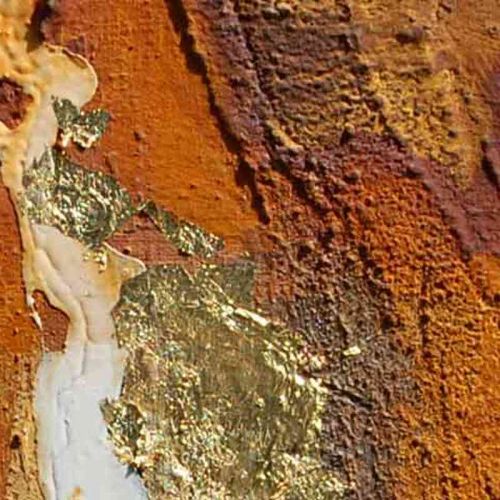 Rostige Bildoberfläche mit Strukturen und Einsatz von weißem Steinmehl und Gold