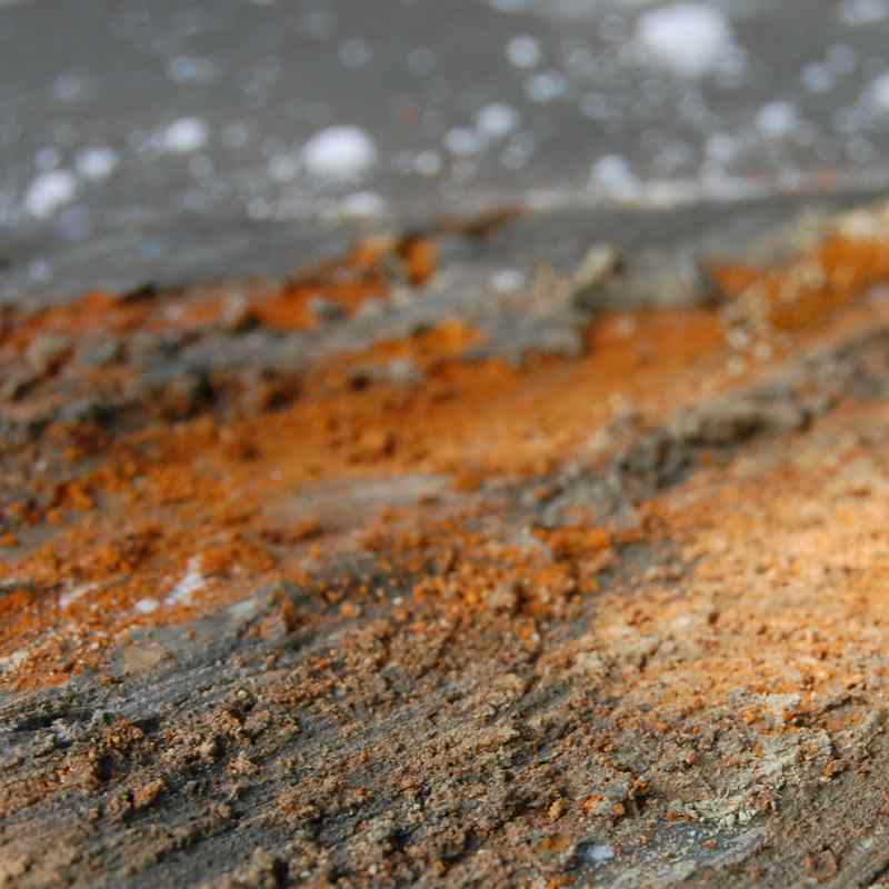 Vollbild Detailaufnahme einer strukturierten Bildoberfläche in Grau mit rostigen Stellen