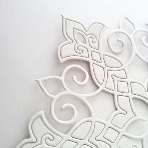 Gestanztes Papierornament in weiß