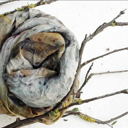 Handgefärbtes Seidentuch in Naturtönen