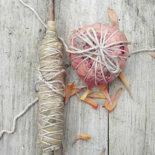 1 gerollter Seidenschal auf Hölzchen und 1 gerollter Seidenschal im Kreis