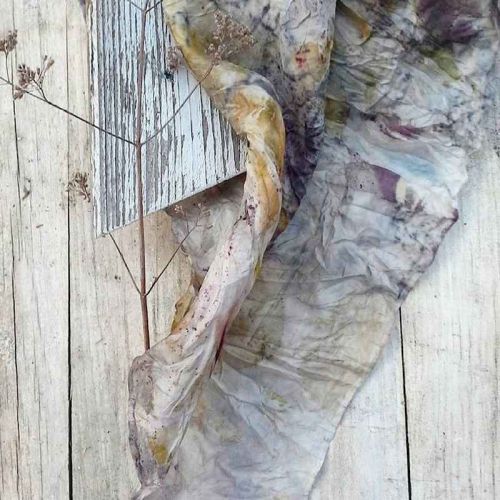 Detailaufnahme Seidenschal in Grau-Braun-Tönen