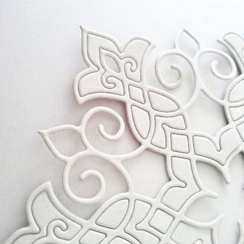 Weißes Ornament aus ausgestanztem Karton