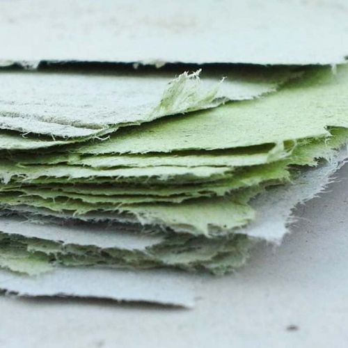 Stapel Papier - handgeschöpft in Grün