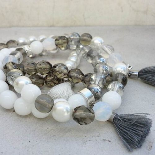 Verschiedene Armbänder aus Glasperlen in Naturtönen
