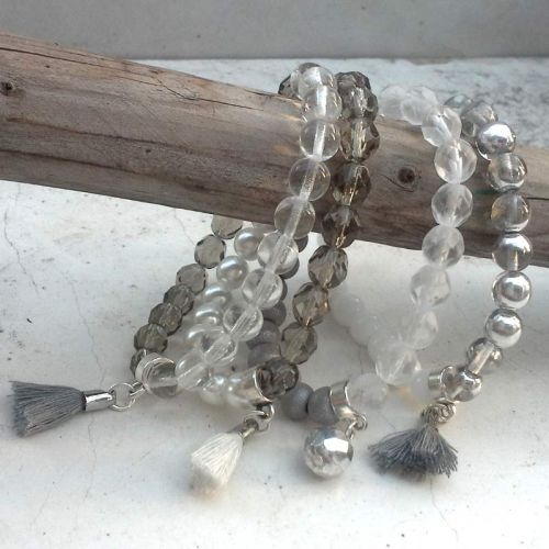 4 verschiedene elastische Armbänder aus Glasperlen in Naturtönen, Anhänger-Quaste