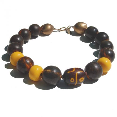 Braune Bakelitperle mit gelbem Ethno-Muster