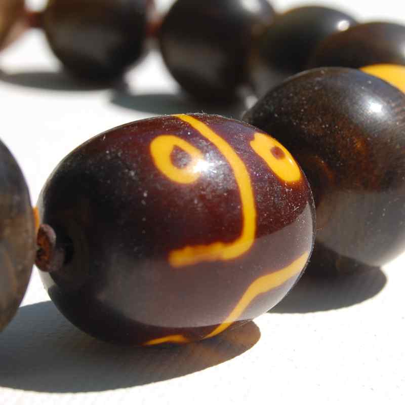 Vollbild Ethno-Schmuck aus braunen Hornperlen, gelben Bakelitperlen und Perle mit Muster