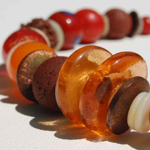 Kette im Ethno-Stil mit Perlen aus Koralle, Lava, Kupfer, Perlmutt und Glas. 