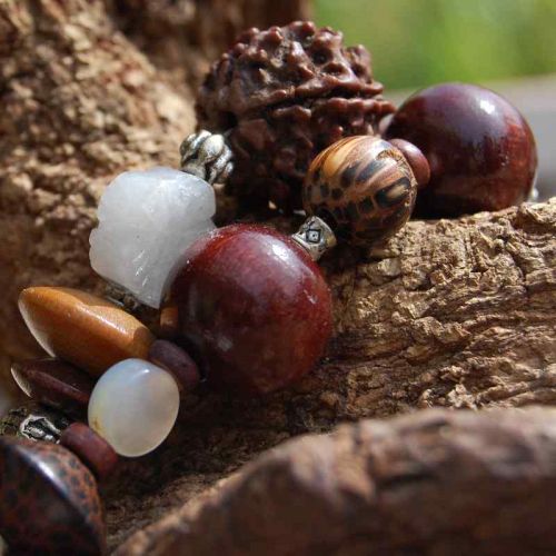 Detailansicht mit Holzperle, Lumbang-Seed, Rosenquarz in Blütenform