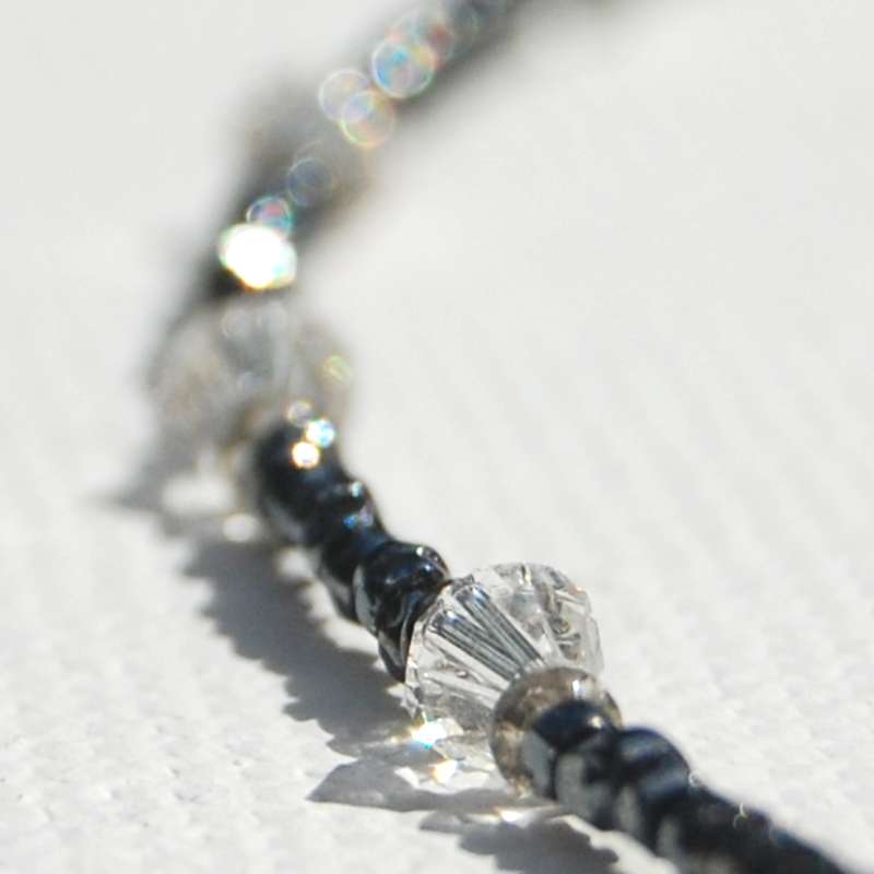 Vollbild Feiner Halsschmuck aus schwarzen kleinen Glasperlen und klaren Swarovski-Bicones