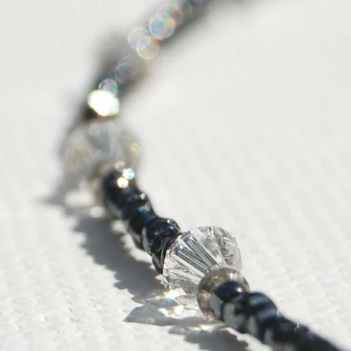 Feiner Halsschmuck aus schwarzen kleinen Glasperlen und klaren Swarovski-Bicones