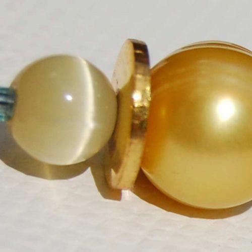 Kleine gelbe Glasperle, goldfarbene Scheibe und gelbschimmerne Perle