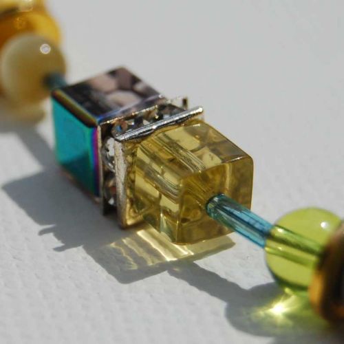 Detailansicht Halskette - Glaswürfel in gelb und türkis mit Glitzerelement