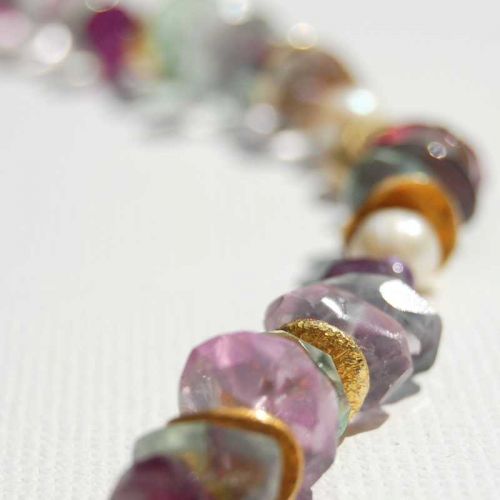 Teilansicht mit Tiefen-Unschärfe - sichtbar Fluorite in lila-grün und goldene Elemente