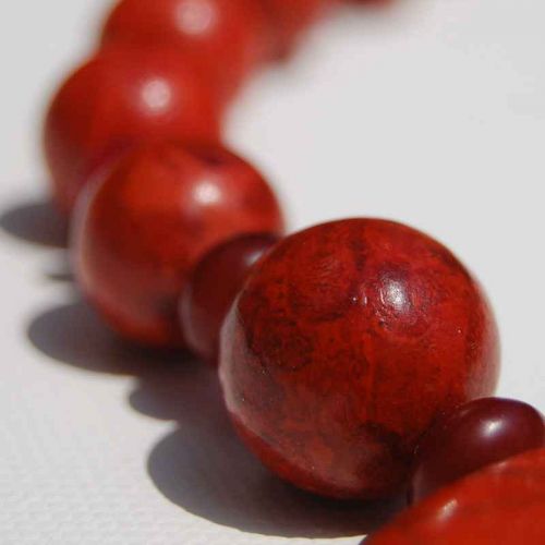 Detailansicht einer Perle aus roter Schaumkoralle