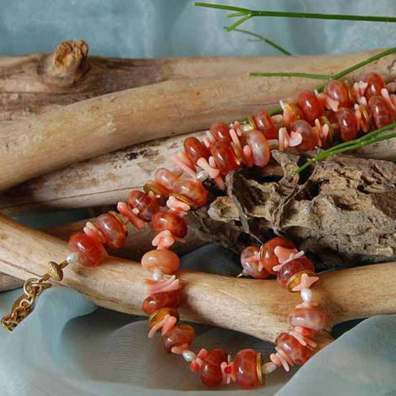 Vollbild Kette mit feinen lachsfarbenen Korallenästchen, kleinen weißen Perlen und Carneol
