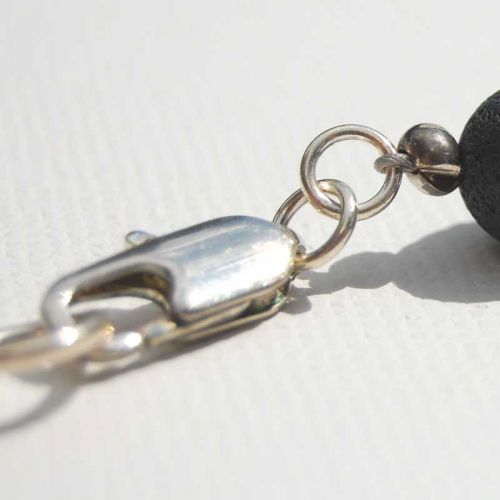 Versilberter länglicher Karabiner-Verschluss der Onyx-Lava-Halskette