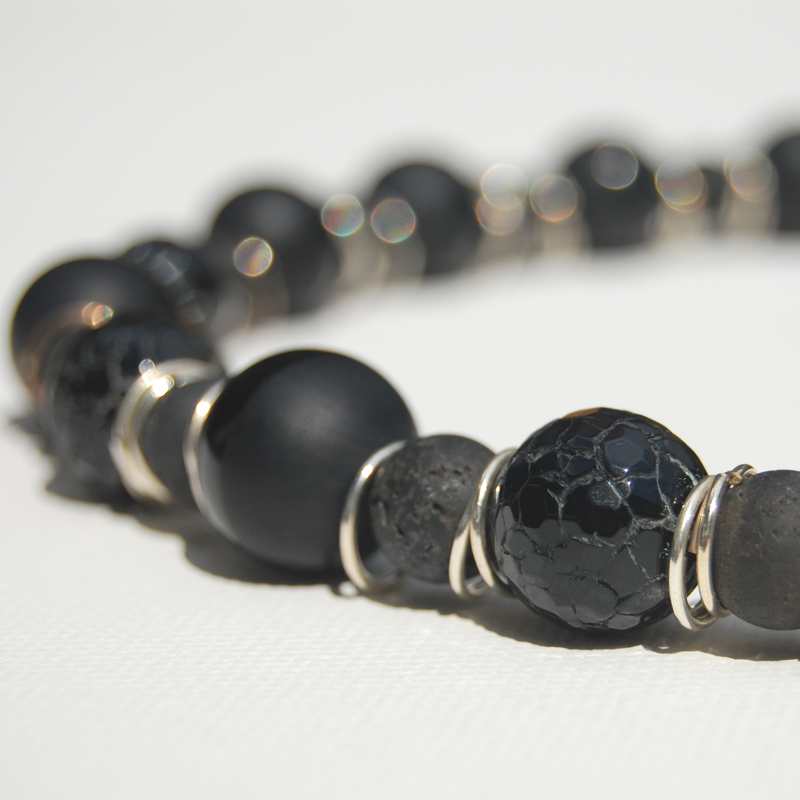 Vollbild Halskette aus schwarzer Lava und schwarzem Onyx, mit Silberringen dazwischen