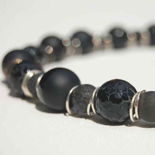 Halskette aus schwarzer Lava und schwarzem Onyx, mit Silberringen dazwischen