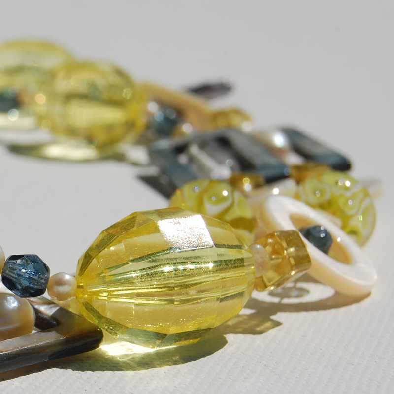 Vollbild Longkette in Gelb- und Grautönen - runde und eckige Formen