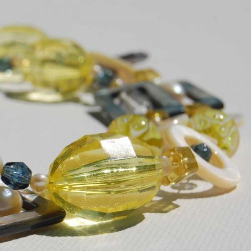 Longkette in Gelb- und Grautönen - runde und eckige Formen