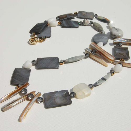 Longkette mit langen, herausstehenden Perlmuttstäben in braun. Dazu ein Edelsteinmix.