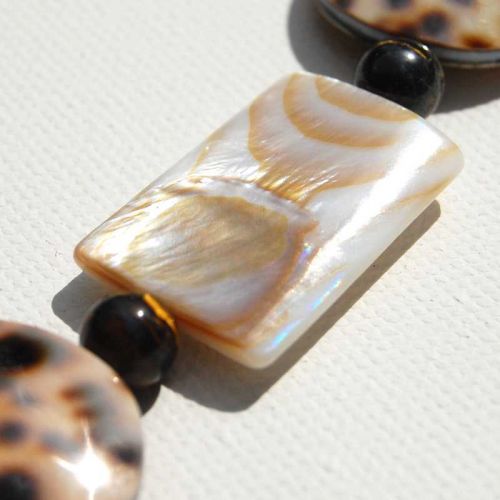 Schimmernde, eckige Perlmuttscheibe in creme-caramel