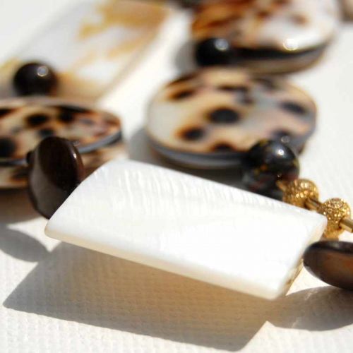 cremefarbene eckige Perlmutt-Perle und Tigermuscheln rund