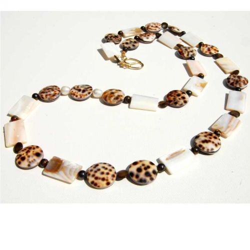 Extralange Longkette mit runden Tigermuscheln, Perlen in weiß und braun, Perlmuttecken