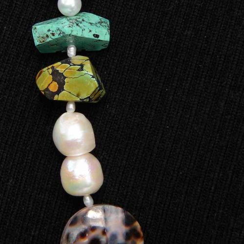 Detailaufnahme Perlen, Tiger-Cowrie-Muschel und echte Türkise