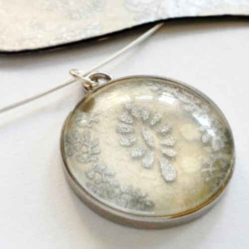 Glas-Cabochon mit silberfarbenem Ornament