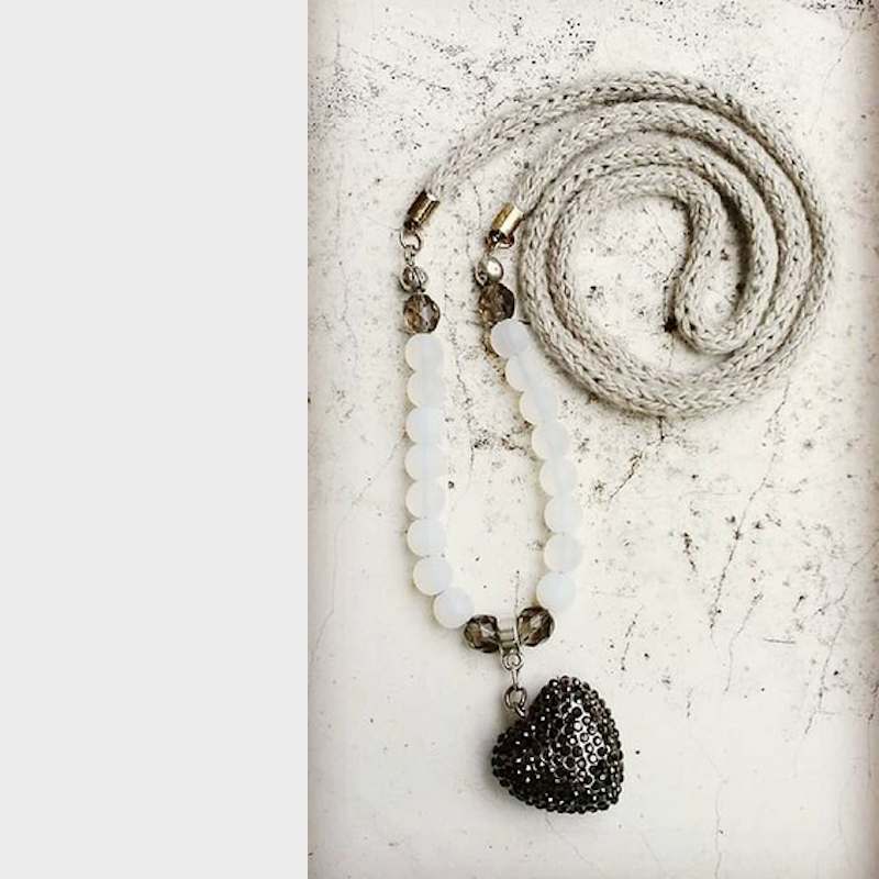 Vollbild Naturfarbenes elastisches Armband aus Glasperlen mit Quasten-Anhänger