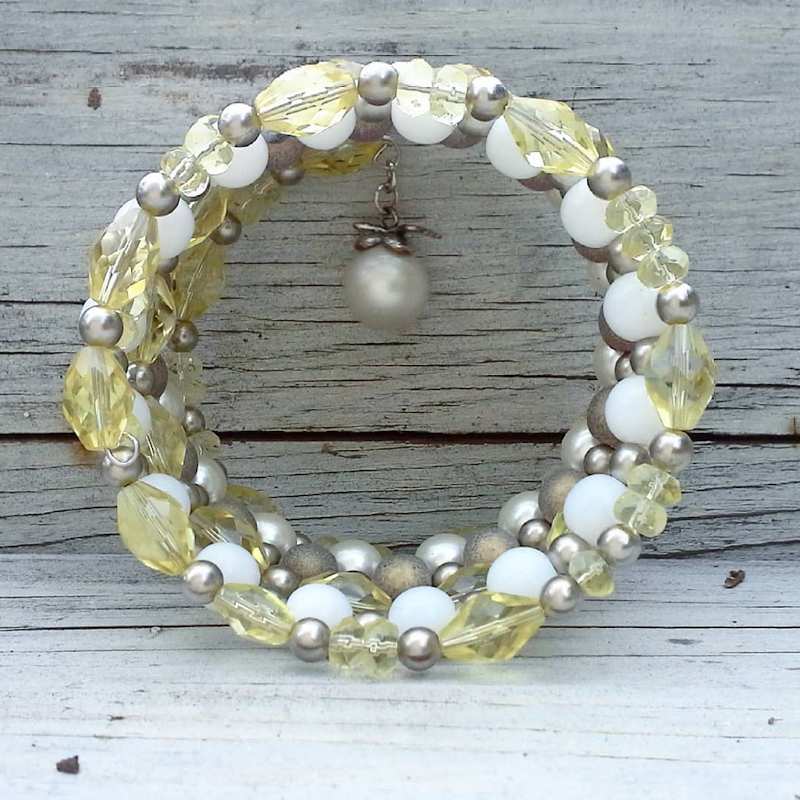 Vollbild Wickelarmband von vorn, in zitronengelb, weiß und silber