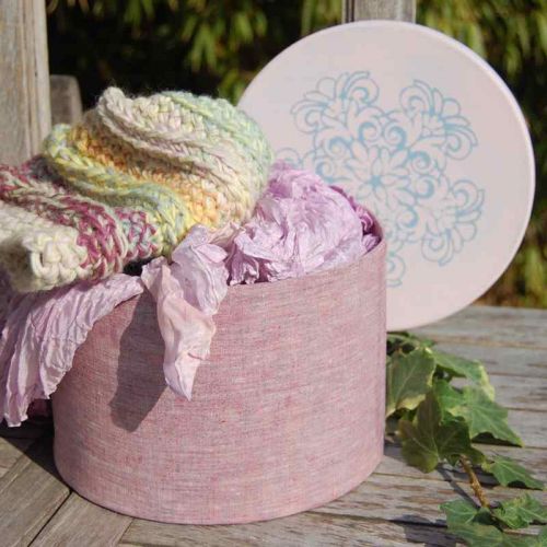 Stoffbezogene Schachtel in altrosa, rosa Deckel mit blauem Ornament