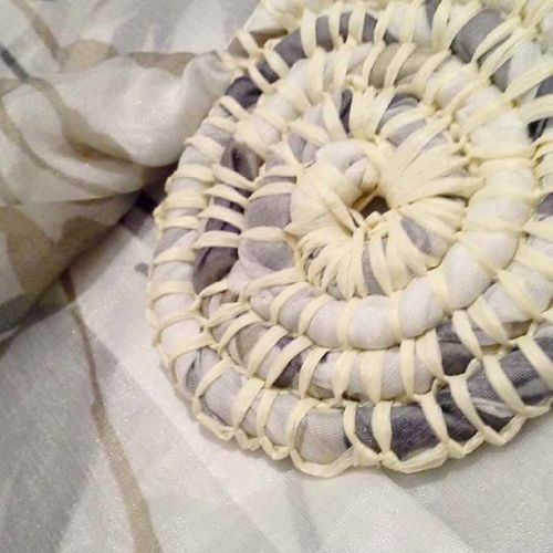 Boden eines Körbchens aus beigen Gardinenstoffen