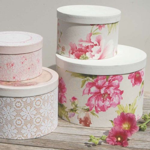 4 stoffbezogene Schachteln mit Blütenmustern in weiß und rosa