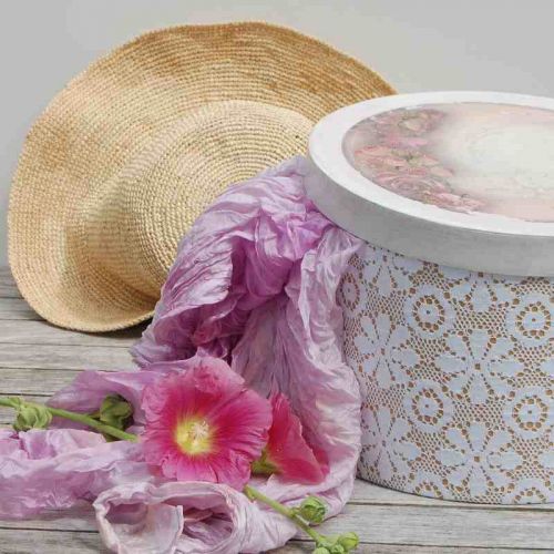 Pappschachtel bezogen mit weißer Spitze und Rosendeckel