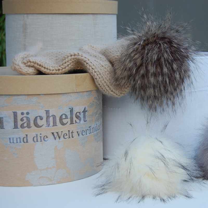 Vollbild Stoffbezogene Schachteln mit Strickmützen mit Kunstfell-Bommel