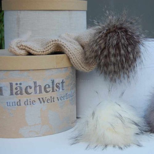 Stoffbezogene Schachteln mit Strickmützen mit Kunstfell-Bommel